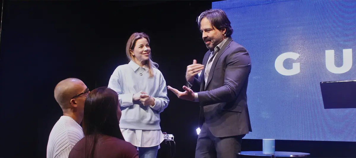 Pessoas da GUIA Church se cumprimentando